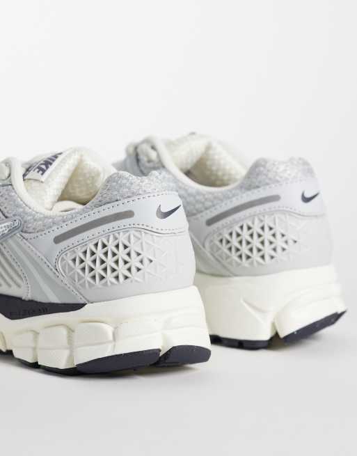 Nike – Zoom Vomero 5 – Srebrne metaliczne buty sportowe , 4 z 5