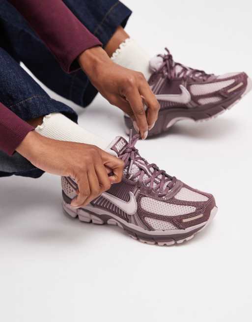 Nike Zoom Vomero 5 trainers in brown and pink , 2 of 5