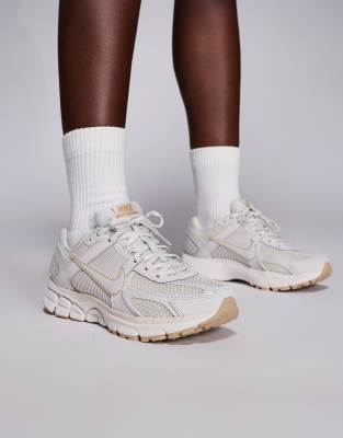  Zoom Vomero 5 trainers in light brown and metallic