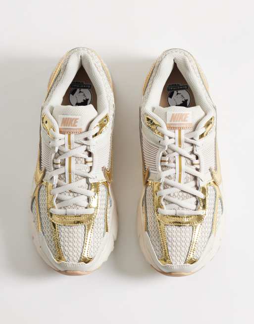 Nike Zoom Vomero 5 trainers in metallic gold, 2 of 5
