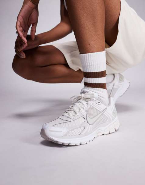 Nike Zoom Vomero 5 trainers in white and beige - view 1