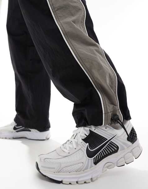 Nike Zoom Vomero 5 trainers in white and black - view 1