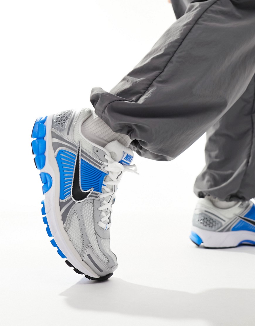 Nike Zoom Vomero 5 trainers in white and blue