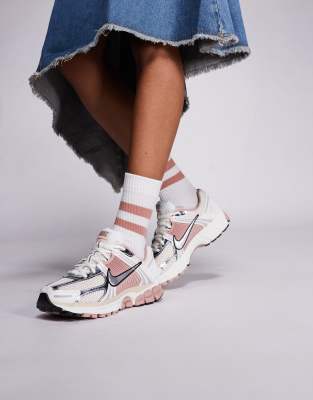 Nike - Zoom Vomero 5 - Unisex-Sneaker in Beige und Rosa-Neutral