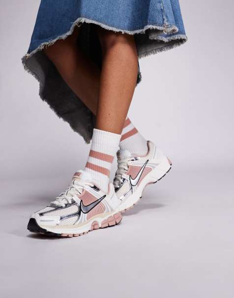 Nike Zoom Vomero 5 - Unisex sportschoenen in beige en roze - view 1