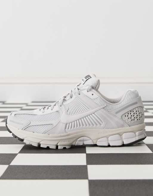 Nike Zoom Vomero 5 unisex trainers in light grey, 2 of 5