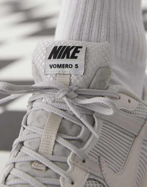 Nike Zoom Vomero 5 unisex trainers in light grey, 3 of 5
