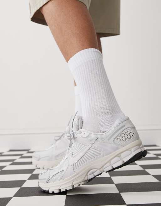 Nike Zoom Vomero 5 unisex trainers in light grey, 4 of 5