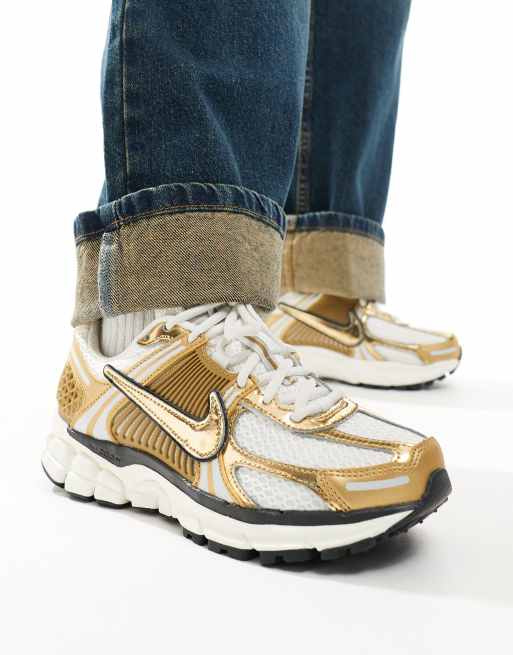 Nike – Zoom Vomero 5 – Vita och guldfärgade träningsskor, 3 av 5