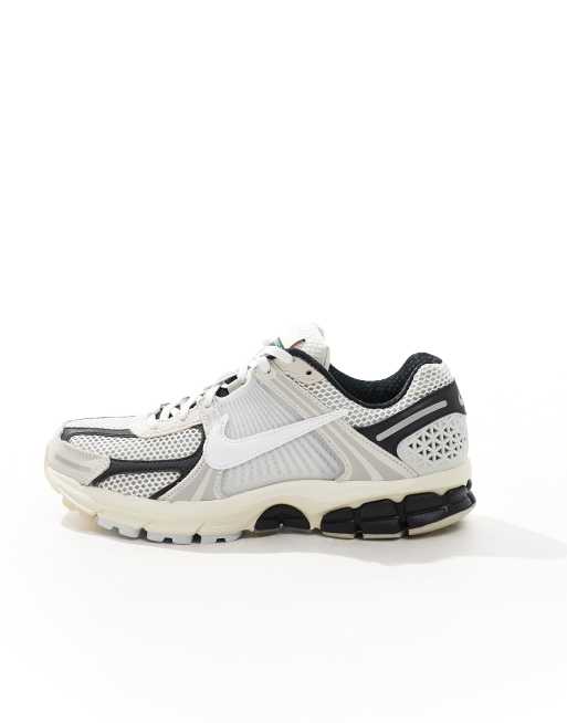 Nike – Zoom Vomero 5 – Vita och svarta träningsskor, 2 av 5
