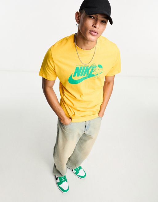 Nike – Złoty T-shirt z artystycznym nadrukiem logo