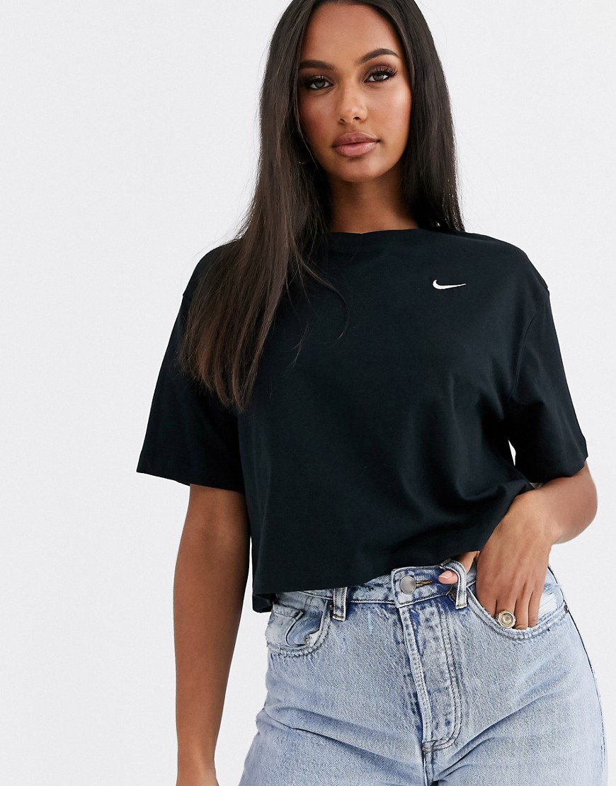 Nike - Zwart cropped T-shirt met klein swoosh-logo