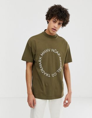 Noak – Khakifärgad t-shirt med hög krage och tryck-Grön