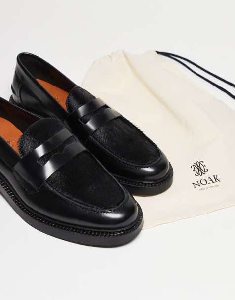 Noak – Made in Portugal – Penny-Loafer aus Leder in Schwarz mit Schuhblatt in haariger Kuhfelloptik - view 1