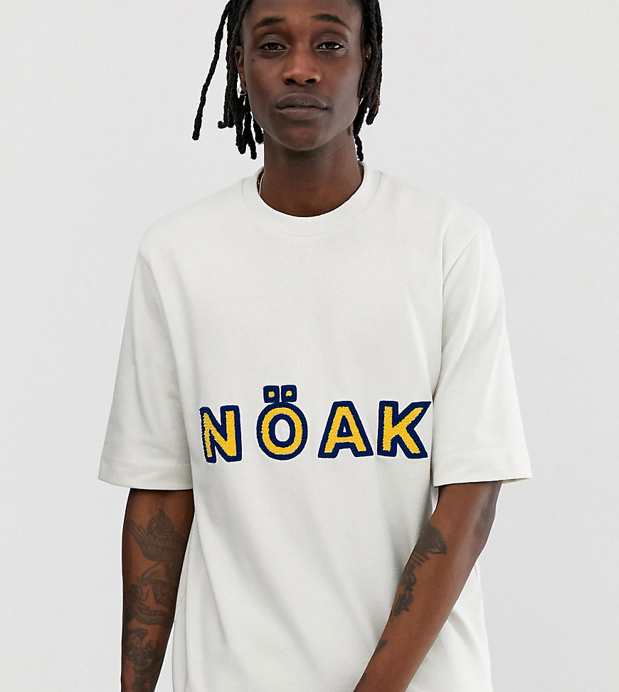Noak – T-shirt i oversize-modell med frottélogga och hög ringning-Vit