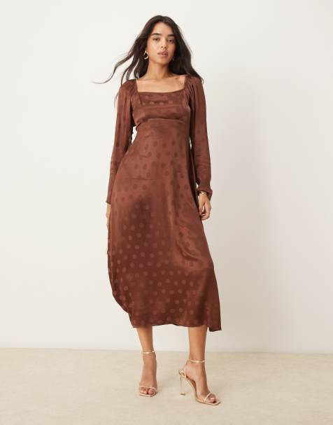 Nobody's Child – Abbey – Satin-Maxikleid in Braun mit eckigem Ausschnitt - view 1