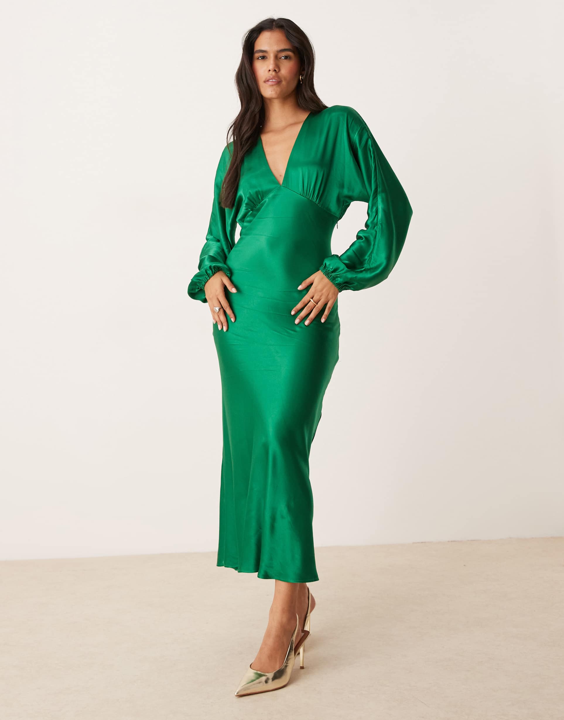 nobody's child allura balloon sleeve v-neck midi dress in green