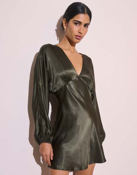 Nobody's Child Allura Satin-Kleid mit tiefem Ausschnitt und Ballonärmeln in Dunkeloliv - view 1