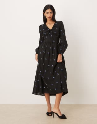 Nobody's Child - Alysia - Midikleid in Schwarz mit aufgesticktem Blumenmuster und V-Ausschnitt