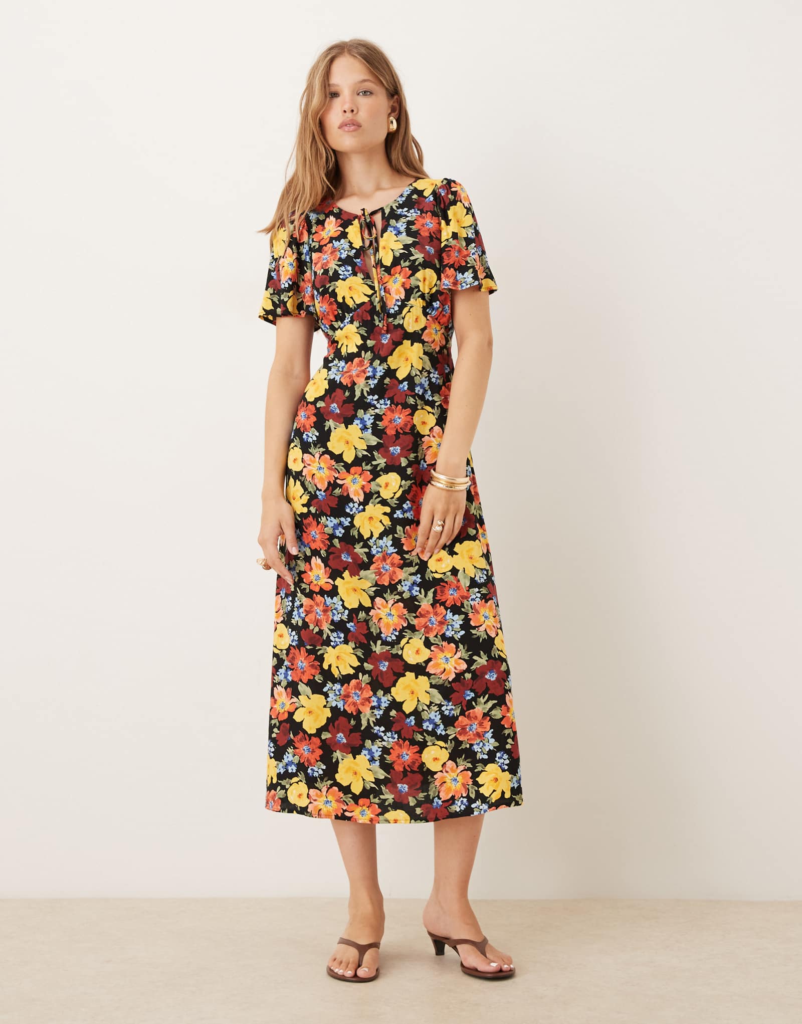 Яркое платье миди с развевающимися рукавами Nobody's Child Anna в цветочек