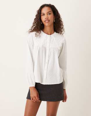 Nobody's Child - Auguste - Bluse in Elfenbein mit Knopfleiste und Oversize-Kragen-Weiß
