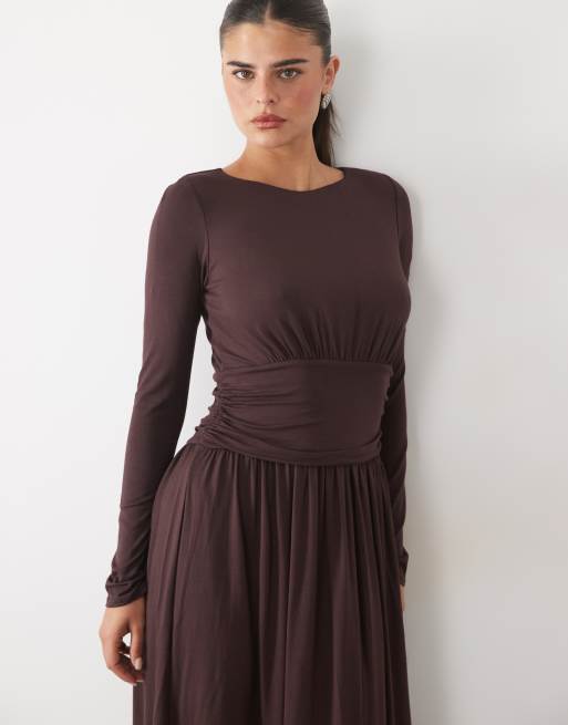 Nobody's Child Ayla robe longue à col rond et taille froncée couleur chocolat, 2 de 4