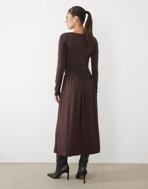 Nobody's Child Ayla robe longue à col rond et taille froncée couleur chocolat, 4 de 4