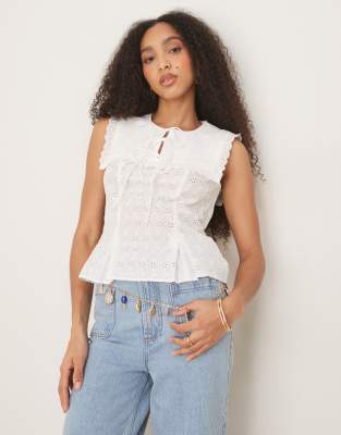 Nobody's Child - Bella - Weiße Bluse mit eckigem Kragendetail