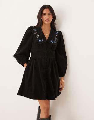Nobody's Child - Birdie - Minikleid in Schwarz mit besticktem Kragen