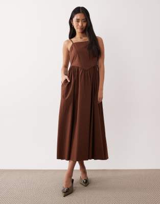 Nobody's Child - Briella - Midikleid in Braun mit gebundenen Trägern-Brown