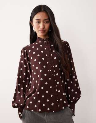 Nobody's Child - Bronte - Gepunktete Bluse in Braun mit Knopfleiste-Brown