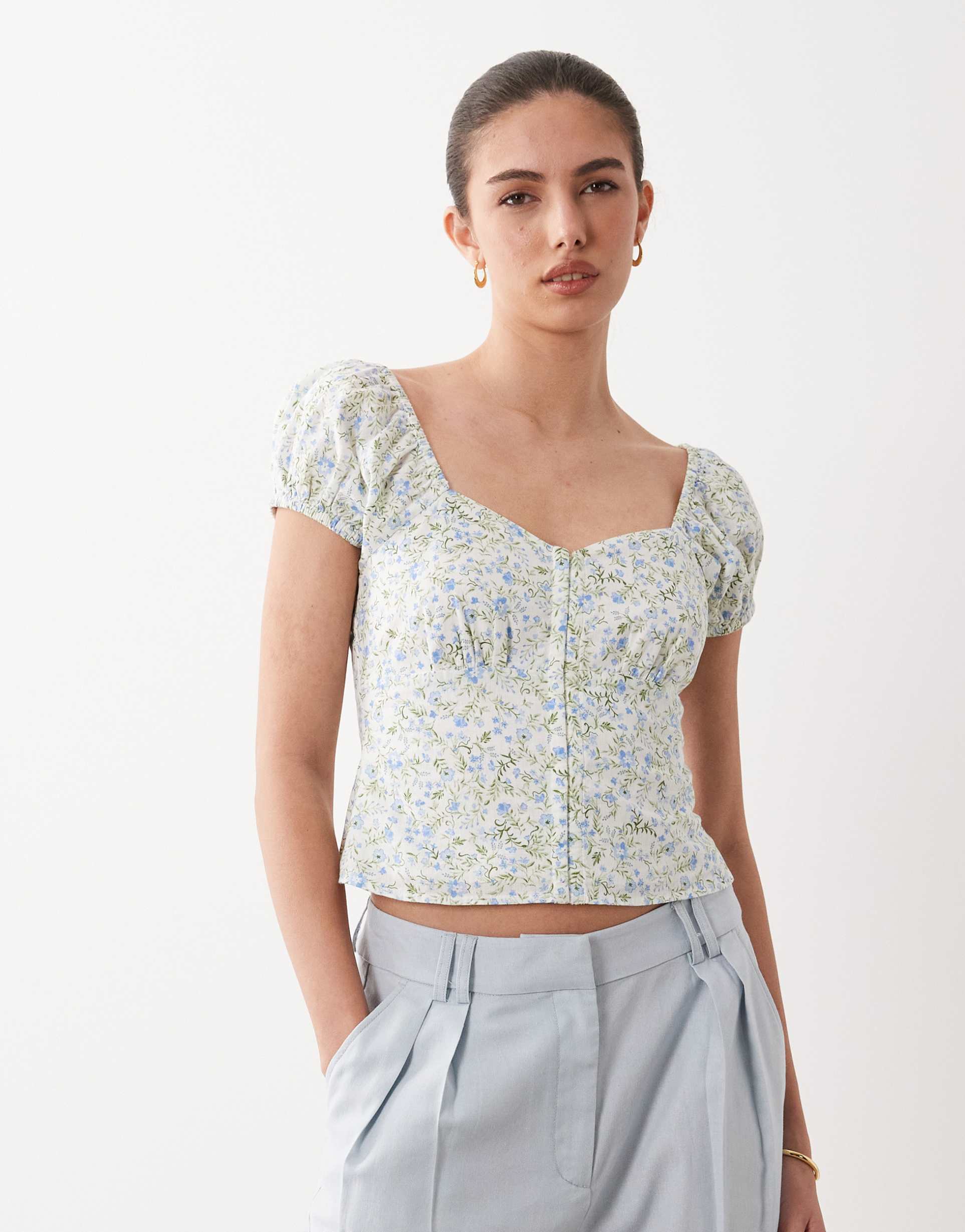 nobody's child bute linen blend sweetheart neck shirred back puff sleeve top in cream and blue floral