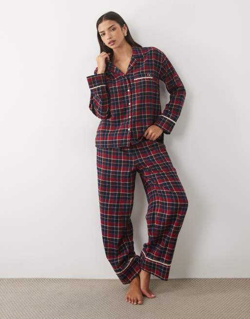 Nobody's Child - Pigiama in cotone con finiture in pizzo con camicia e pantaloni blu navy e rosso a quadri, 3 di 3