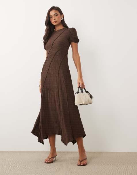Nobody's Child – Cassandra – Strukturiertes Midikleid in Braun mit Puffärmeln, Zipfelsaum und Ziernaht - view 1