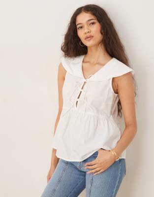 Nobody's Child - Claudia - Tanktop in Weiß mit Bindedetail und Kragen
