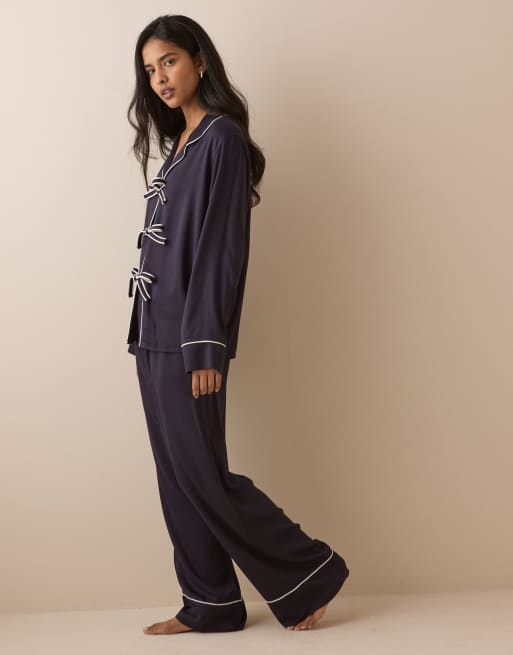 Nobody's Child completo pigiama con camicia e pantaloni con collo con dettaglio fiocco, blu navy, 1 di 4