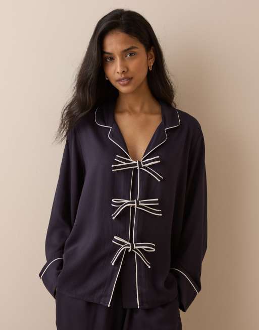 Nobody's Child completo pigiama con camicia e pantaloni con collo con dettaglio fiocco, blu navy, 2 di 4