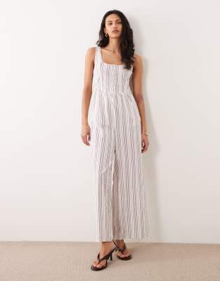 Nobody's Child - Cora - Ärmelloser Baumwoll-Jumpsuit in gestreiftem Weiß mit eckigem Ausschnitt und Knopfdetail