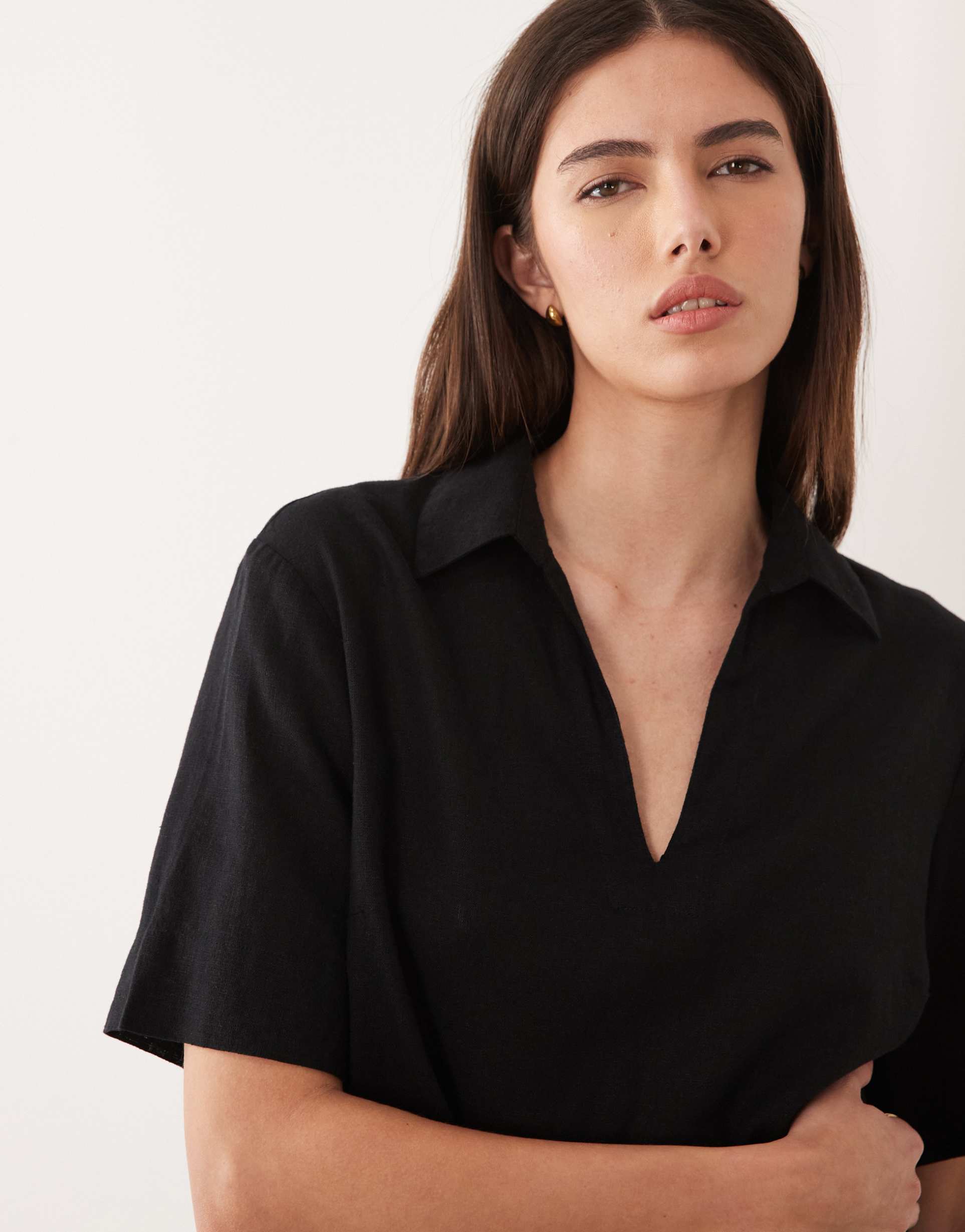 nobody's child gale linen blend short sleeve v-neck polo top in black