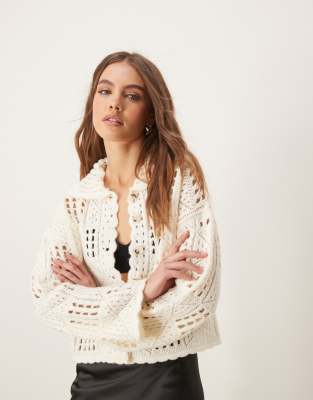 Thumbnail - Nobody's Child - Gehäkelte Strickjacke in Cremeweiß mit Knöpfen