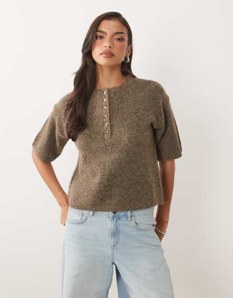 Nobody's Child gestricktes T-Shirt mit Rundhalsausschnitt, kurzen Ärmeln, lockerer Passform und Henley-Knopfleiste in Braun - view 1