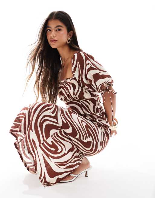 Nobody's Child – Heidi – Midaxikleid in Braun mit abstraktem Print und Ärmelschnürung 
