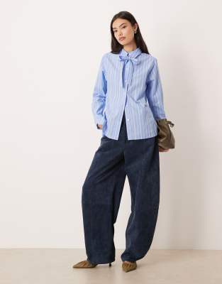 Nobody's Child - Hepburn - Gestreifte Schluppenbluse in Blau