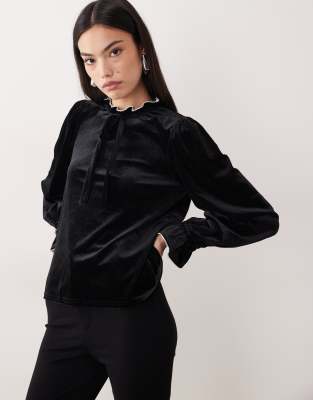 Nobody's Child - Hochgeschlossene Bluse in Schwarz mit Rüschen