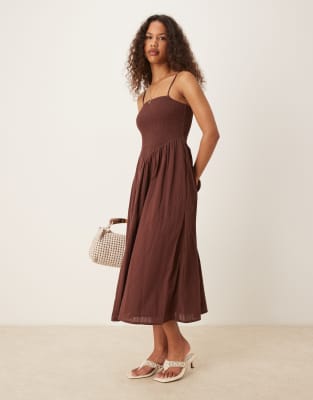 Nobody's Child - Imogen - Midikleid in Braun mit V-förmiger Taille und Riemchenträgern-Rot