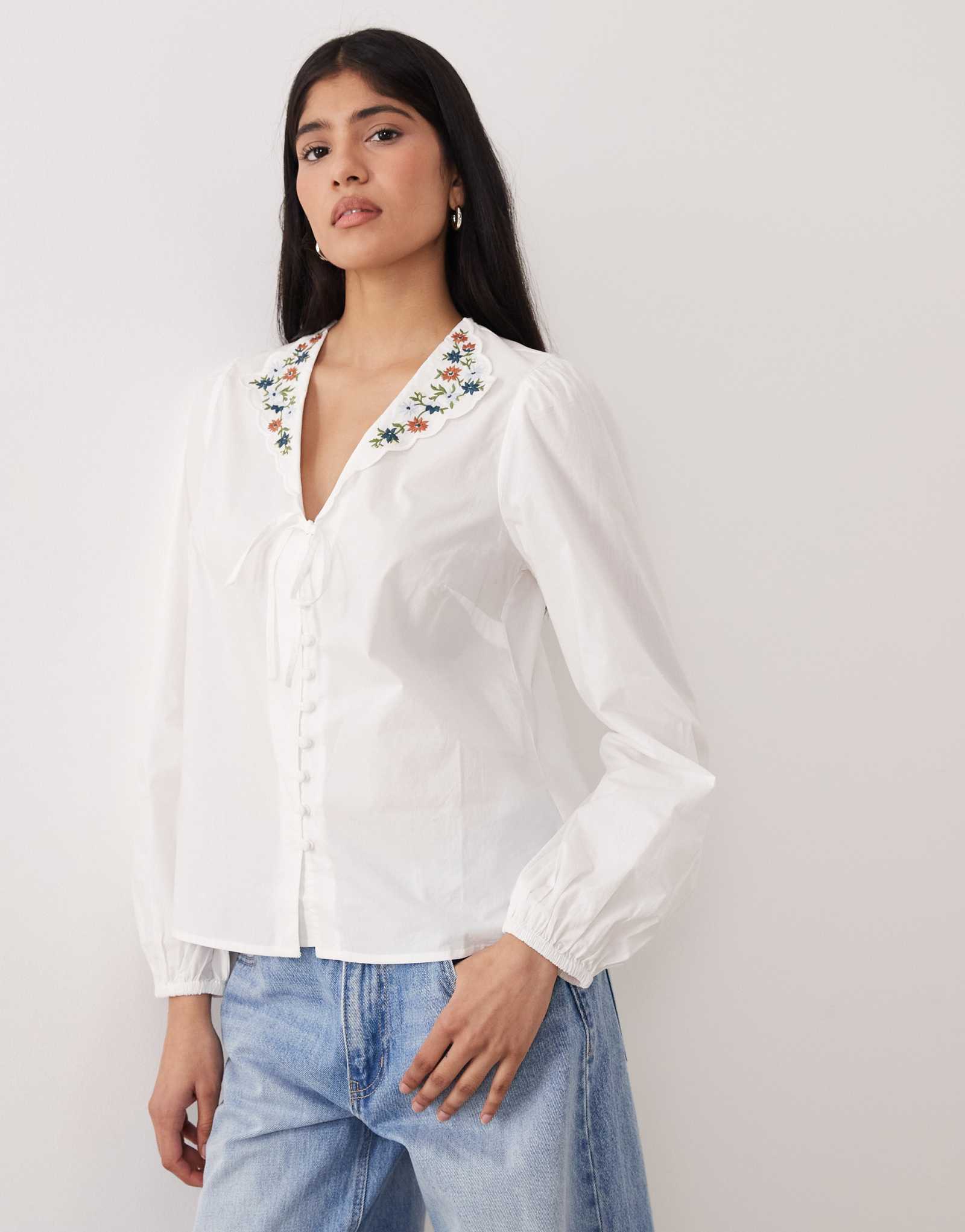 Блузка из поплина Nobody's Child Isla белого цвета с вышитым воротником