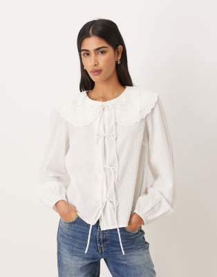 Jolie - Chemise en plumetis avec col oversize brodé et liens noués à l'avant - Blanc 44