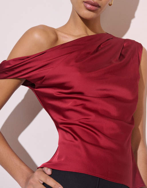 Nobody's Child Katty satin one shoulder cap sleeve pleat detail top in red, 3 of 4
