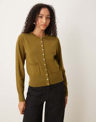 Nobody's Child - Knapp geschnittene Strickjacke in Grün mit Rundhalsausschnitt