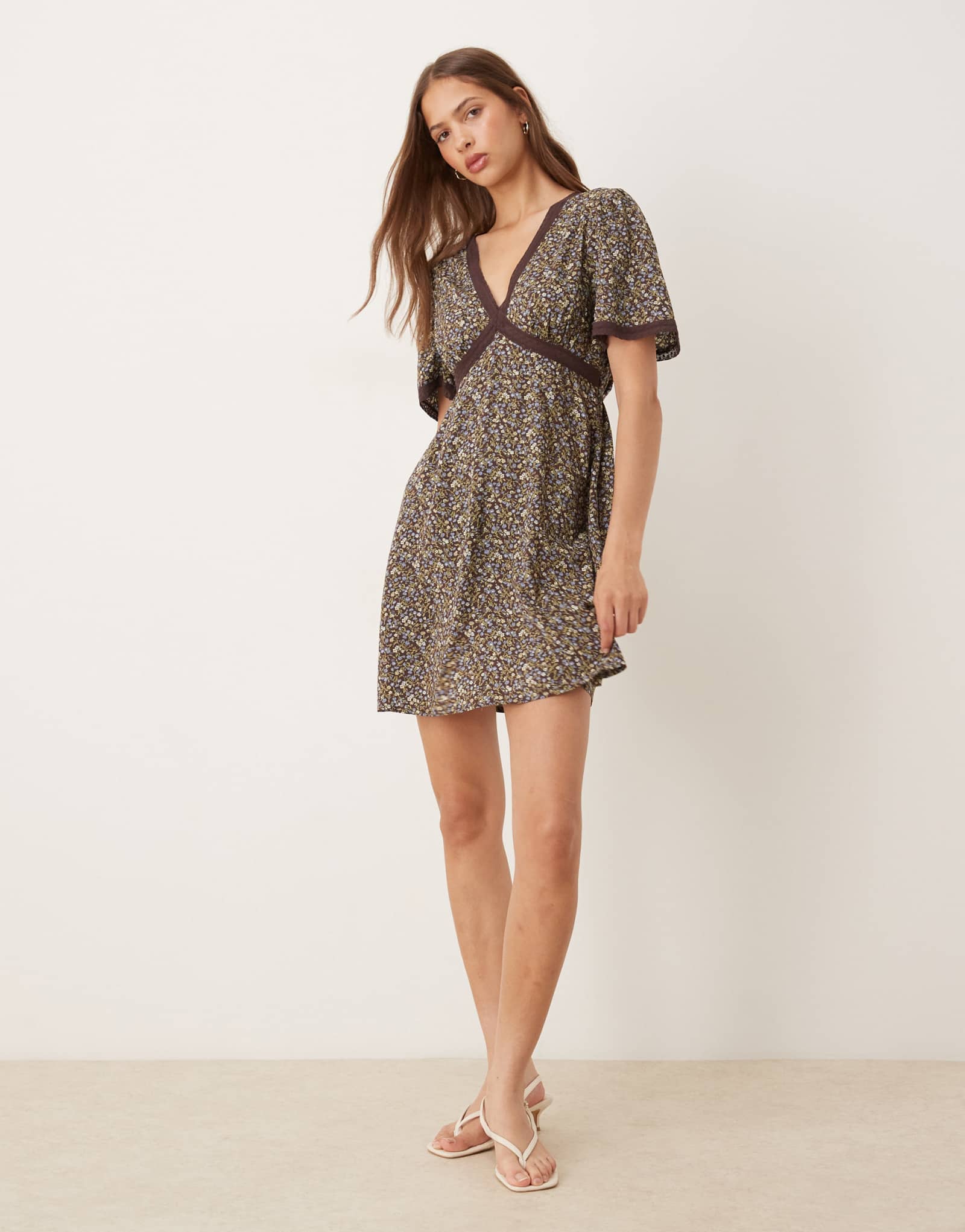 Мини-платье Nobody's Child с кружевной отделкой в шоколадный микроцветок